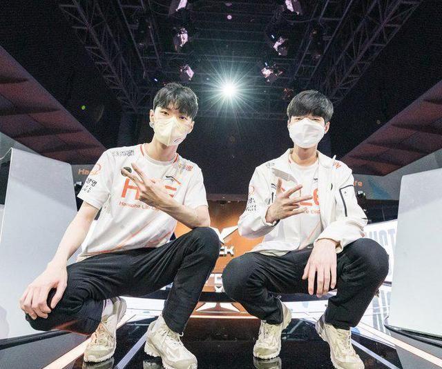 雷火电竞网址-NS翻盘FPX，Scout完成史诗逆转小组赛3:1（东京）