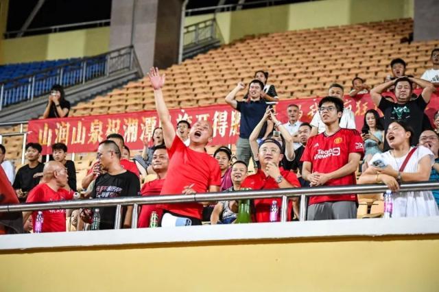 看台上的球迷热情高涨,助威声不断 看台上的球迷热情高涨,助威声不断