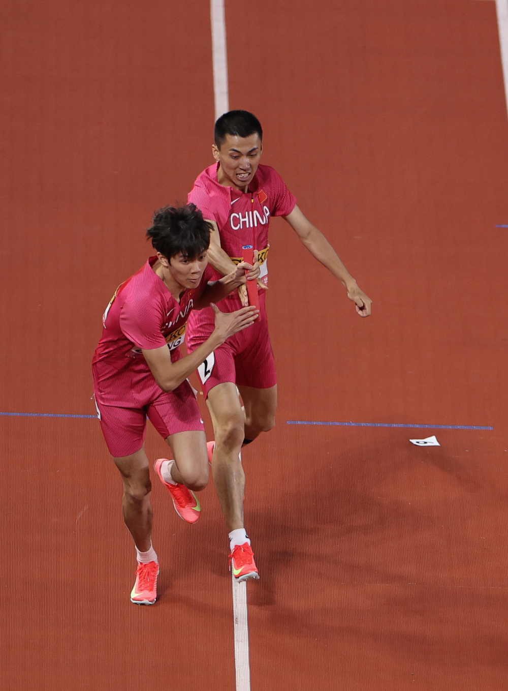 雷火电竞充值-田径传奇谢幕，球迷泪洒赛场